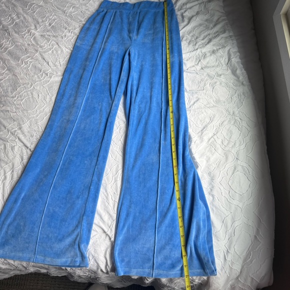 PrettyLittleThing Blue Velour Pants With Slit and Seam Detail - Picture 2 of 11